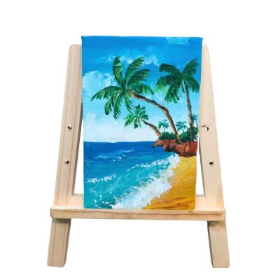 Tranh vẽ cảnh biển xanh trong, bãi cát vàng và hàng dừa nghiêng mình trong gió, mang không khí tươi mát và thư giãn.